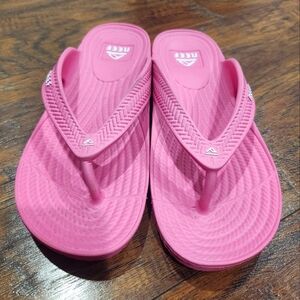 NWOT Reef Water Court Flip Flops
